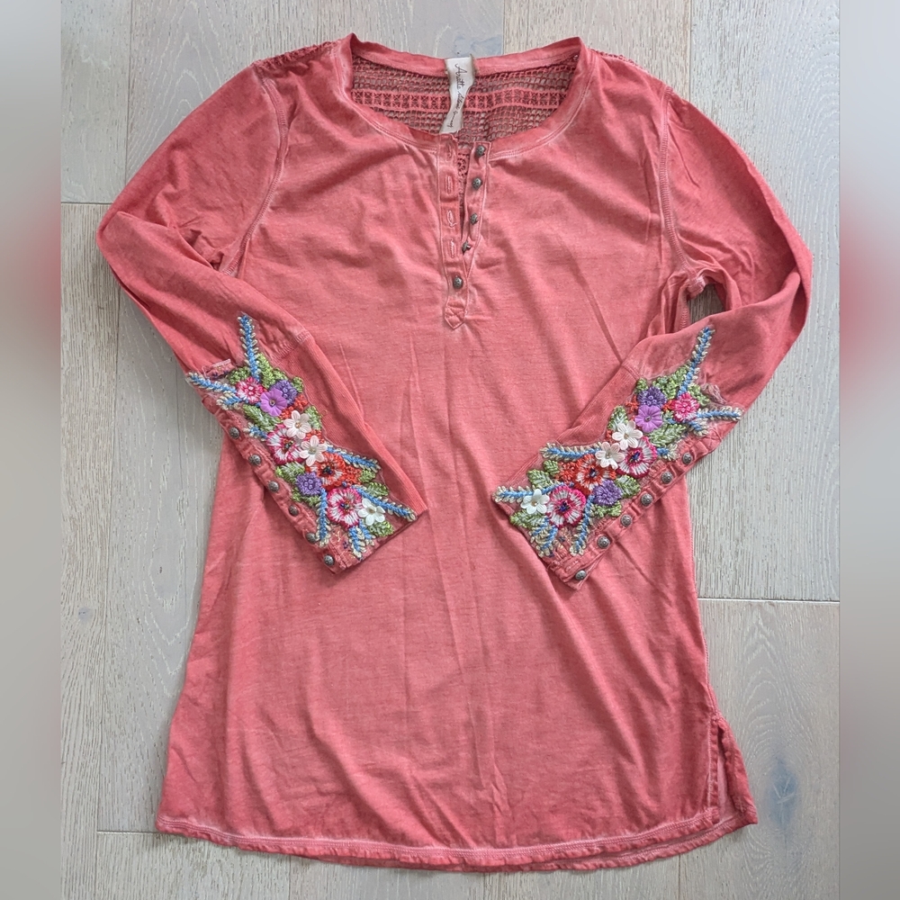 ARATTA Top Destination Embroidered Tee in Washed Coral; Size M